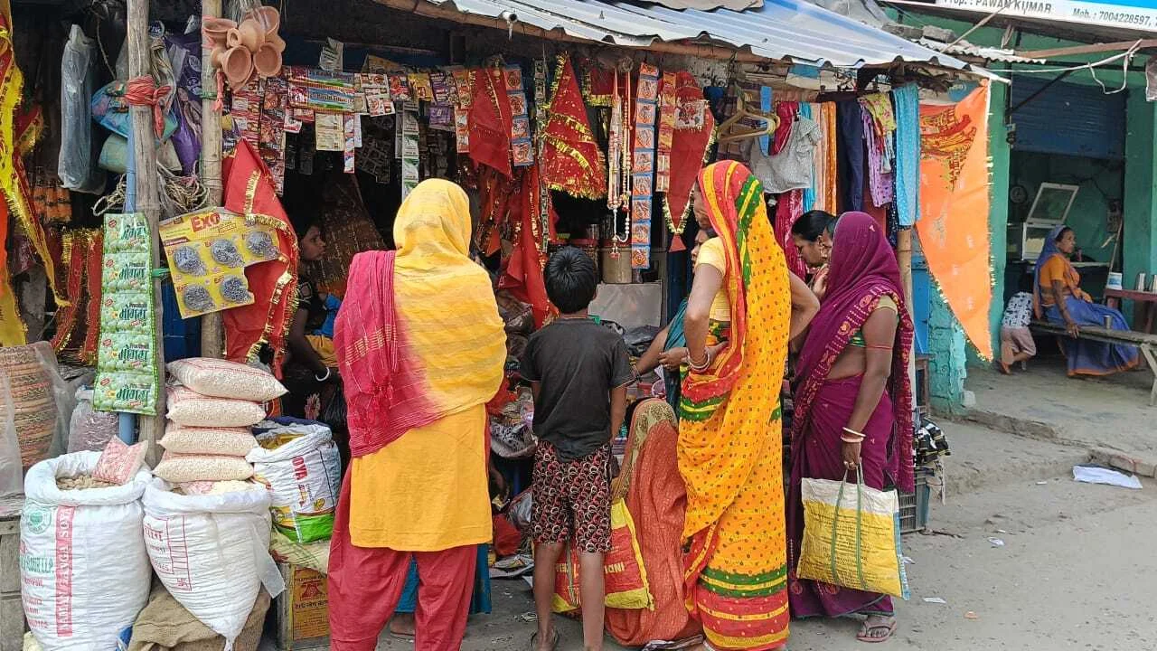 बछवाड़ा बाजार में आंख से कीड़ा निकालने के बहाने महिला से 20 हजार की ठगी, सीसीटीवी खंगाल रही पुलिस 2