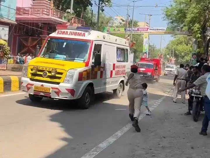 सीएम नीतीश कुमार के समृद्धि यात्रा के दौरान सीएम के काफिले के सामने आई एक बच्ची, बाल बाल बची मासूम, ड्यूटी पर तैनात महिला सिपाही ने बच्ची को बचाया 2