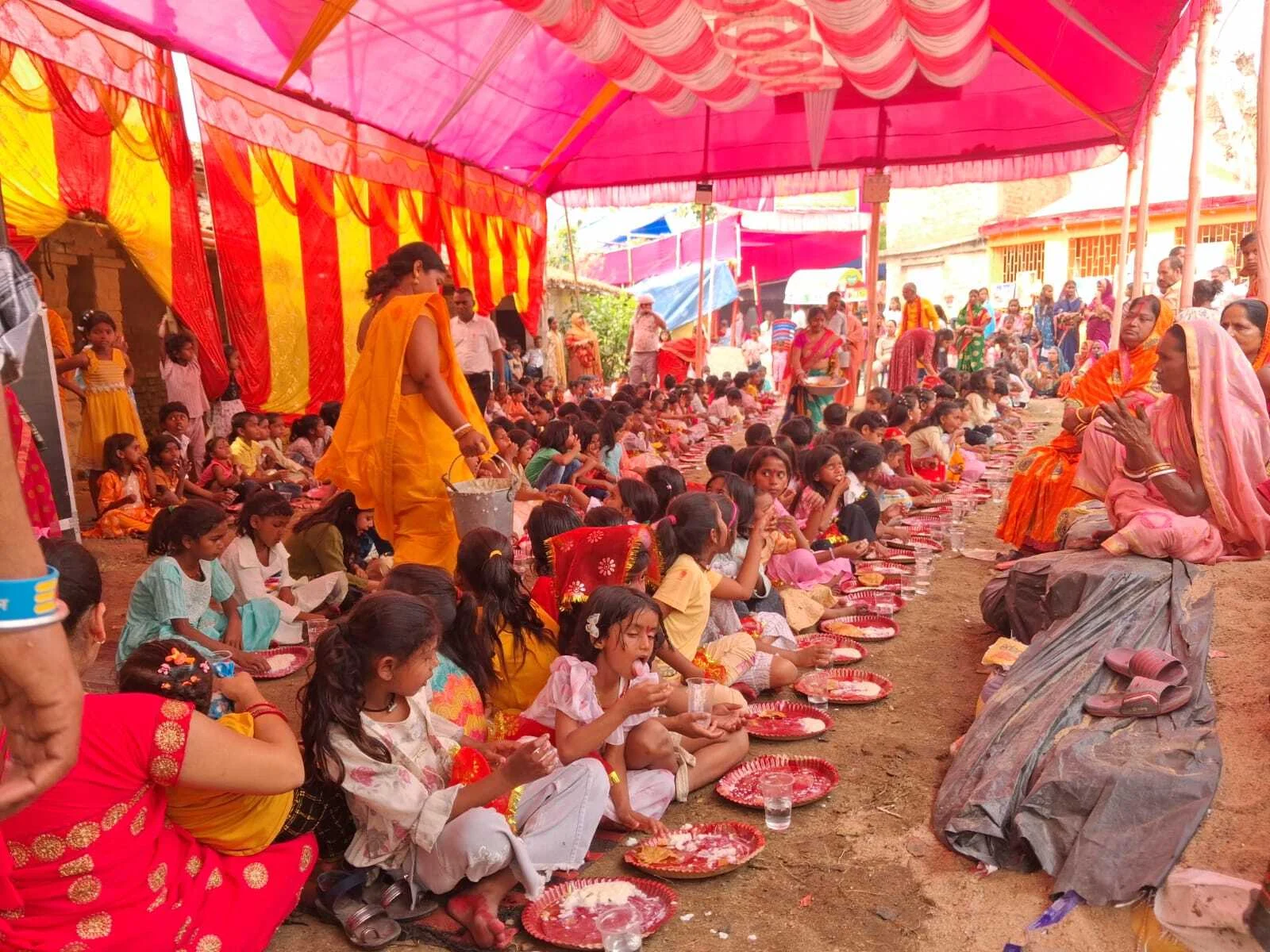 वाजितपुर पिढ़ौली में उमड़ा भक्ति का सैलाब,चैती दुर्गा पूजा समिति द्वारा हजारों कन्याओं का भव्य पूजन 3