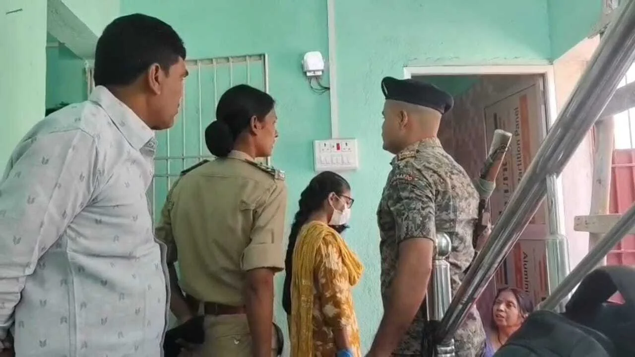 नालंदा: इंटर की छात्रा ने गोली मारकर किया आत्महत्या,परिजनों ने गोली मारकर हत्या की जताई आशंका, मौके से हथियार बरामद, पुलिस हत्या आत्महत्या दोनों पहलू पर कर रही है जांच 4