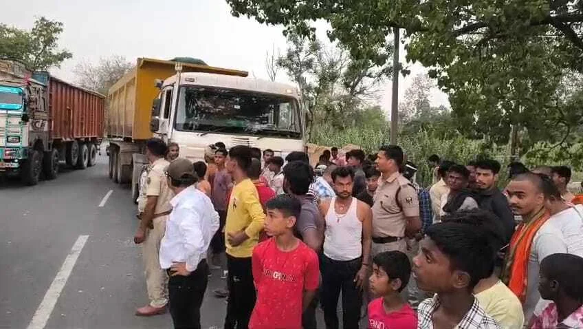 बेगूसराय के एनएच-31 पर भीषण सड़क हादसा, हाइवा ने बाइक सवार को एक किलोमीटर तक घसीटा, दर्दनाक मौत 13