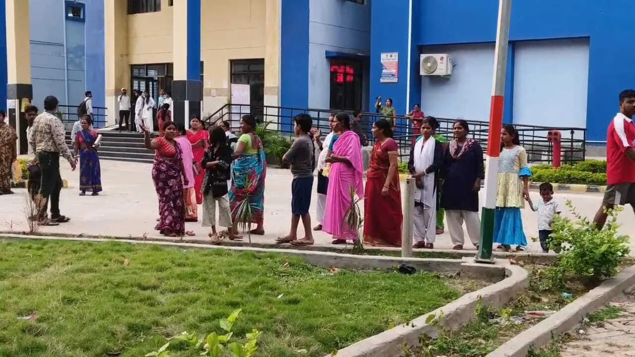 बिहार शरीफ मॉडल अस्पताल परिसर में तेज हवा के कारण लगी आग, आगलगी से कबाड़ में रखे लाखों रुपए का समान जलकर हुआ राख,मरीजों में मची अफरा तफरी 2