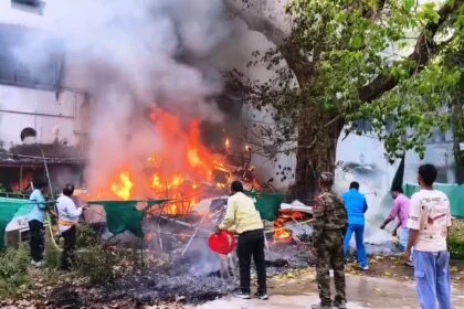 बिहार शरीफ मॉडल अस्पताल परिसर में तेज हवा के कारण लगी आग, आगलगी से कबाड़ में रखे लाखों रुपए का समान जलकर हुआ राख,मरीजों में मची अफरा तफरी 15