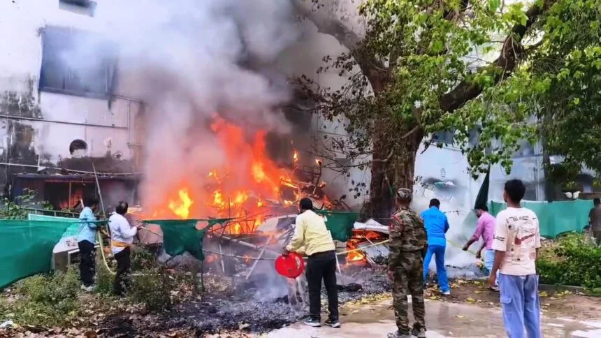 बिहार शरीफ मॉडल अस्पताल परिसर में तेज हवा के कारण लगी आग, आगलगी से कबाड़ में रखे लाखों रुपए का समान जलकर हुआ राख,मरीजों में मची अफरा तफरी 1