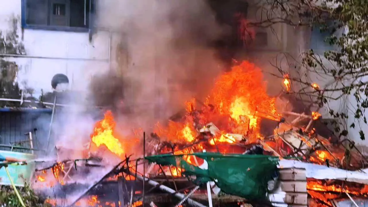 बिहार शरीफ मॉडल अस्पताल परिसर में तेज हवा के कारण लगी आग, आगलगी से कबाड़ में रखे लाखों रुपए का समान जलकर हुआ राख,मरीजों में मची अफरा तफरी 3