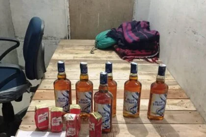 वीरपुर में गुप्त सूचना पर पुलिस की छापेमारी, पर्रा से 53 बोतल विदेशी शराब बरामद; कारोबारी फरार 21