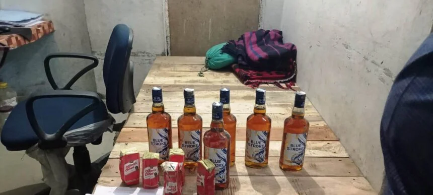 वीरपुर में गुप्त सूचना पर पुलिस की छापेमारी, पर्रा से 53 बोतल विदेशी शराब बरामद; कारोबारी फरार 1