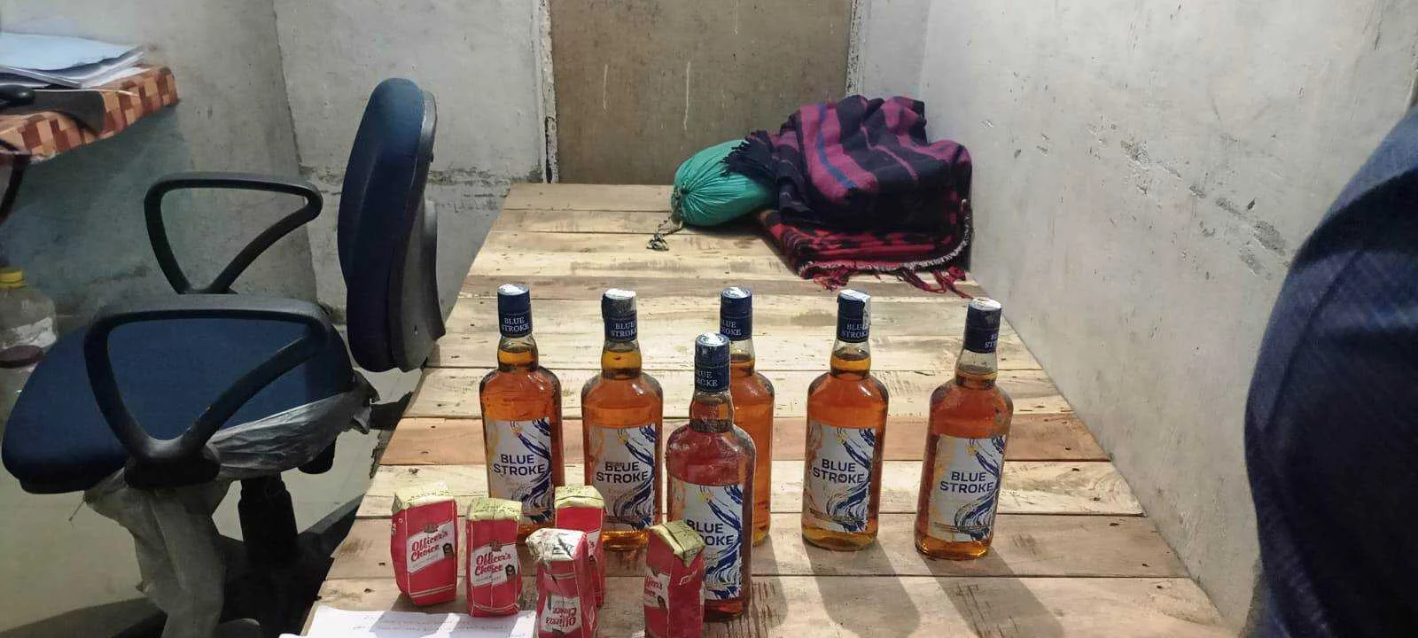 वीरपुर में गुप्त सूचना पर पुलिस की छापेमारी, पर्रा से 53 बोतल विदेशी शराब बरामद; कारोबारी फरार 7