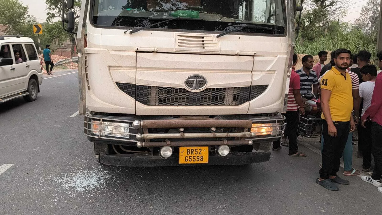 तेघड़ा एनएच-28 पर हाईवा ने बाइक सवार दंपति को रौंदा, पत्नी की दर्दनाक मौत; आक्रोशितों ने किया सड़क जाम 2