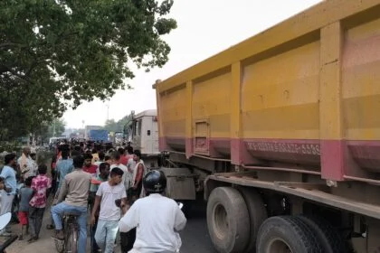 तेघड़ा एनएच-28 पर हाईवा ने बाइक सवार दंपति को रौंदा, पत्नी की दर्दनाक मौत; आक्रोशितों ने किया सड़क जाम 22