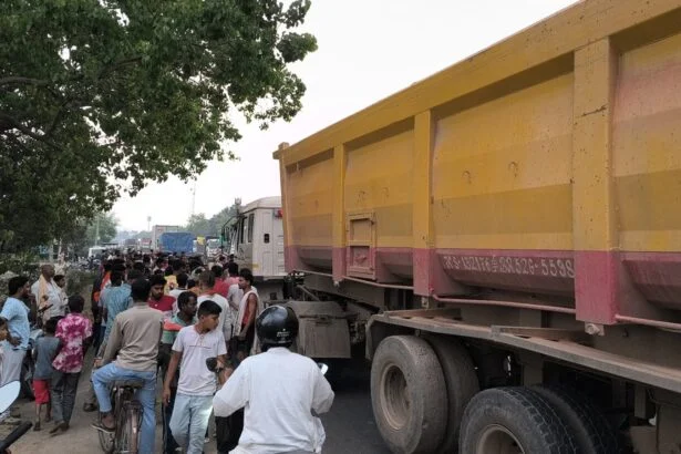 तेघड़ा एनएच-28 पर हाईवा ने बाइक सवार दंपति को रौंदा, पत्नी की दर्दनाक मौत; आक्रोशितों ने किया सड़क जाम 1