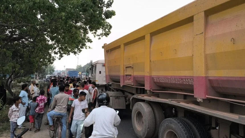 तेघड़ा एनएच-28 पर हाईवा ने बाइक सवार दंपति को रौंदा, पत्नी की दर्दनाक मौत; आक्रोशितों ने किया सड़क जाम 1