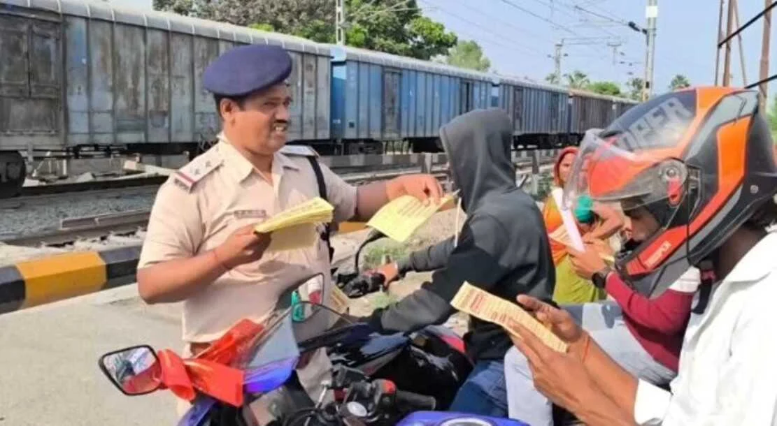 समस्तीपुर: आरपीएफ ने यात्रियों को सिखाए सुरक्षा के गुर, मुक्तापुर में चलाया जागरूकता अभियान 8