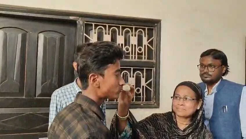 समस्तीपुर: आँगनबाड़ी सहायिका के बेटे ने गाड़ा सफलता का झंडा, शमशीर अख्तर बिहार बोर्ड में 6ठे स्थान पर, 485 अंक पाकर रचा इतिहास 3