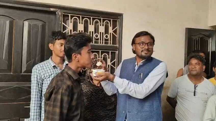 समस्तीपुर: आँगनबाड़ी सहायिका के बेटे ने गाड़ा सफलता का झंडा, शमशीर अख्तर बिहार बोर्ड में 6ठे स्थान पर, 485 अंक पाकर रचा इतिहास 2