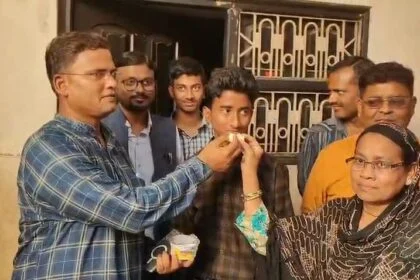 समस्तीपुर: आँगनबाड़ी सहायिका के बेटे ने गाड़ा सफलता का झंडा, शमशीर अख्तर बिहार बोर्ड में 6ठे स्थान पर, 485 अंक पाकर रचा इतिहास 2