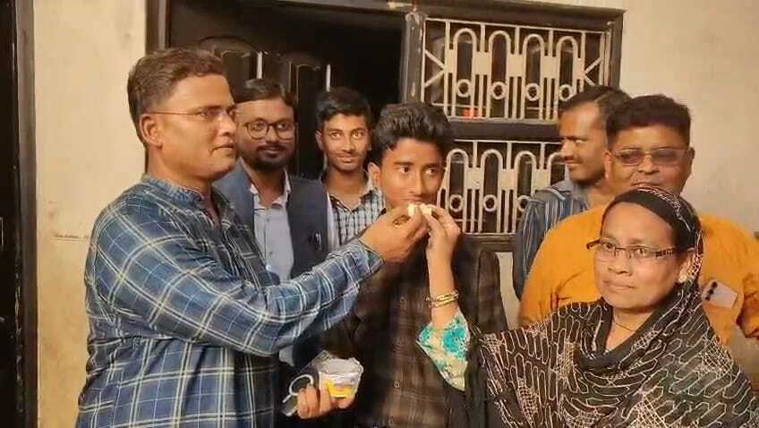 समस्तीपुर: आँगनबाड़ी सहायिका के बेटे ने गाड़ा सफलता का झंडा, शमशीर अख्तर बिहार बोर्ड में 6ठे स्थान पर, 485 अंक पाकर रचा इतिहास 4