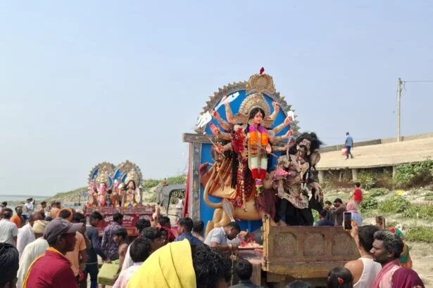 भगवानपुर में भावुक माहौल के बीच मां कालिका चैती दुर्गा माता की भव्य विदाई, नम आंखों से किया गया विसर्जन 1