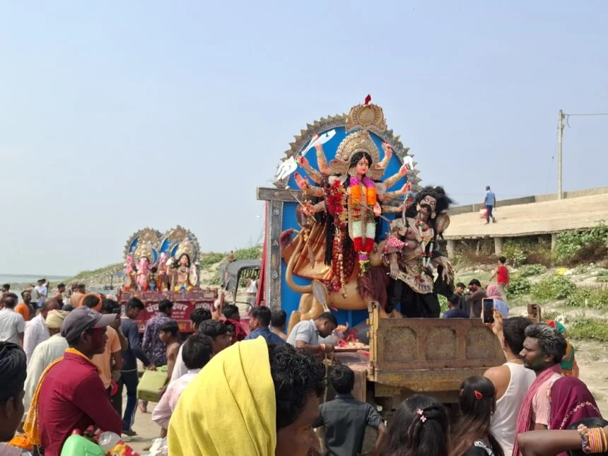 भगवानपुर में भावुक माहौल के बीच मां कालिका चैती दुर्गा माता की भव्य विदाई, नम आंखों से किया गया विसर्जन 1