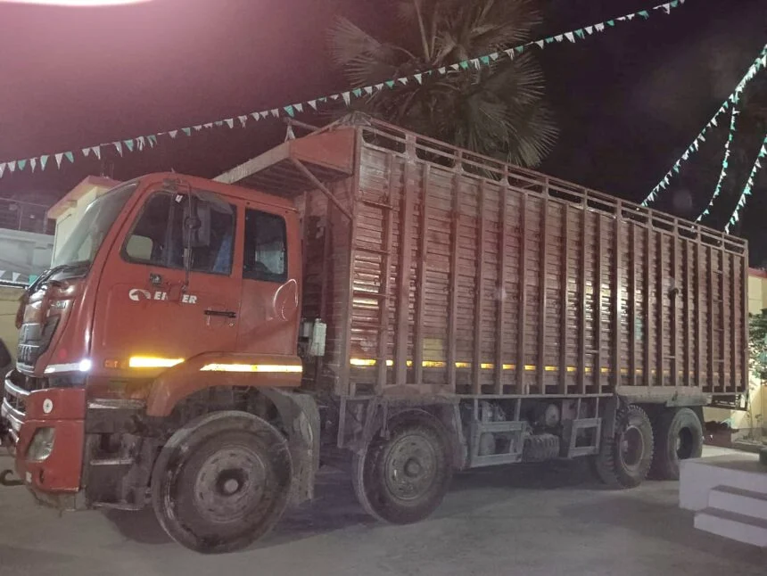 समस्तीपुर में शराब तस्करों पर पुलिस की बड़ी करवाई, 12 चक्का ट्रक से 882 लीटर विदेशी शराब बरामद, चालक खलासी गिरफ्तार 1