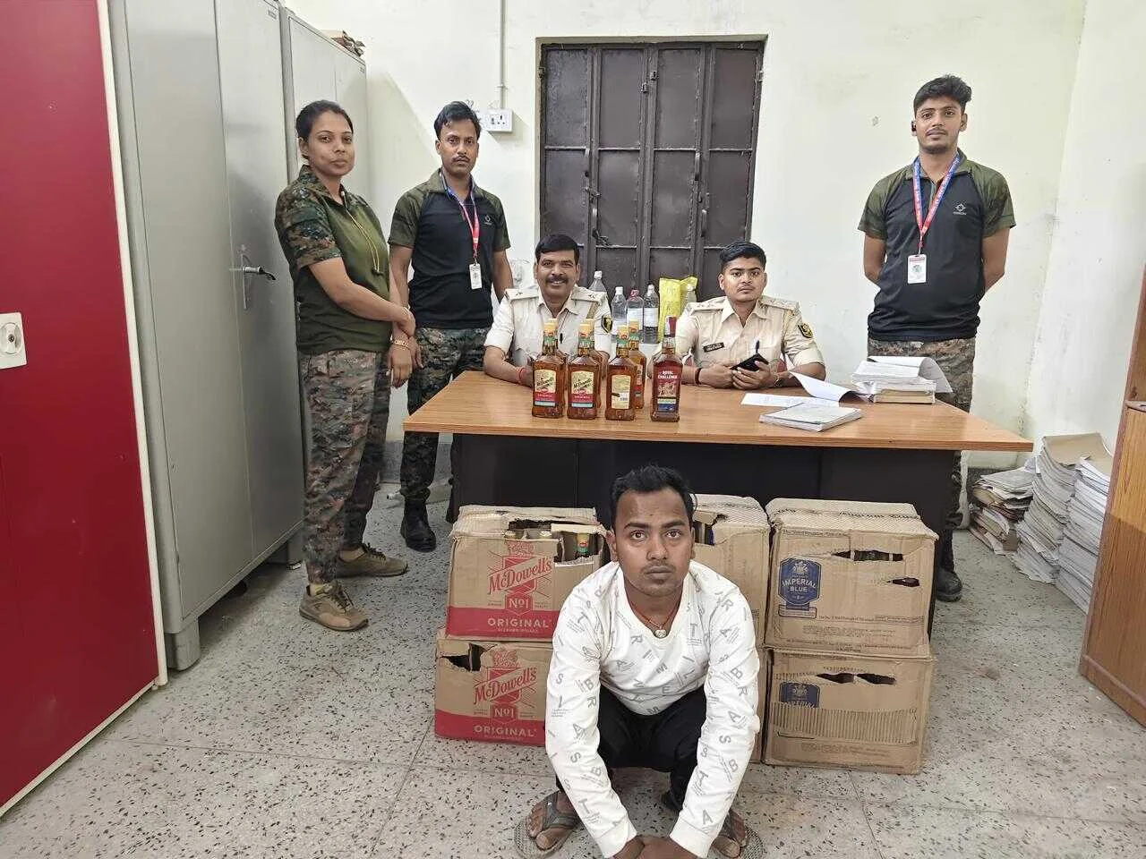 समस्तीपुर: सड़क हादसे ने खोली शराबबंदी की पोल, पिकअप पलटने से 828 लीटर अंग्रेजी शराब बरामद 2