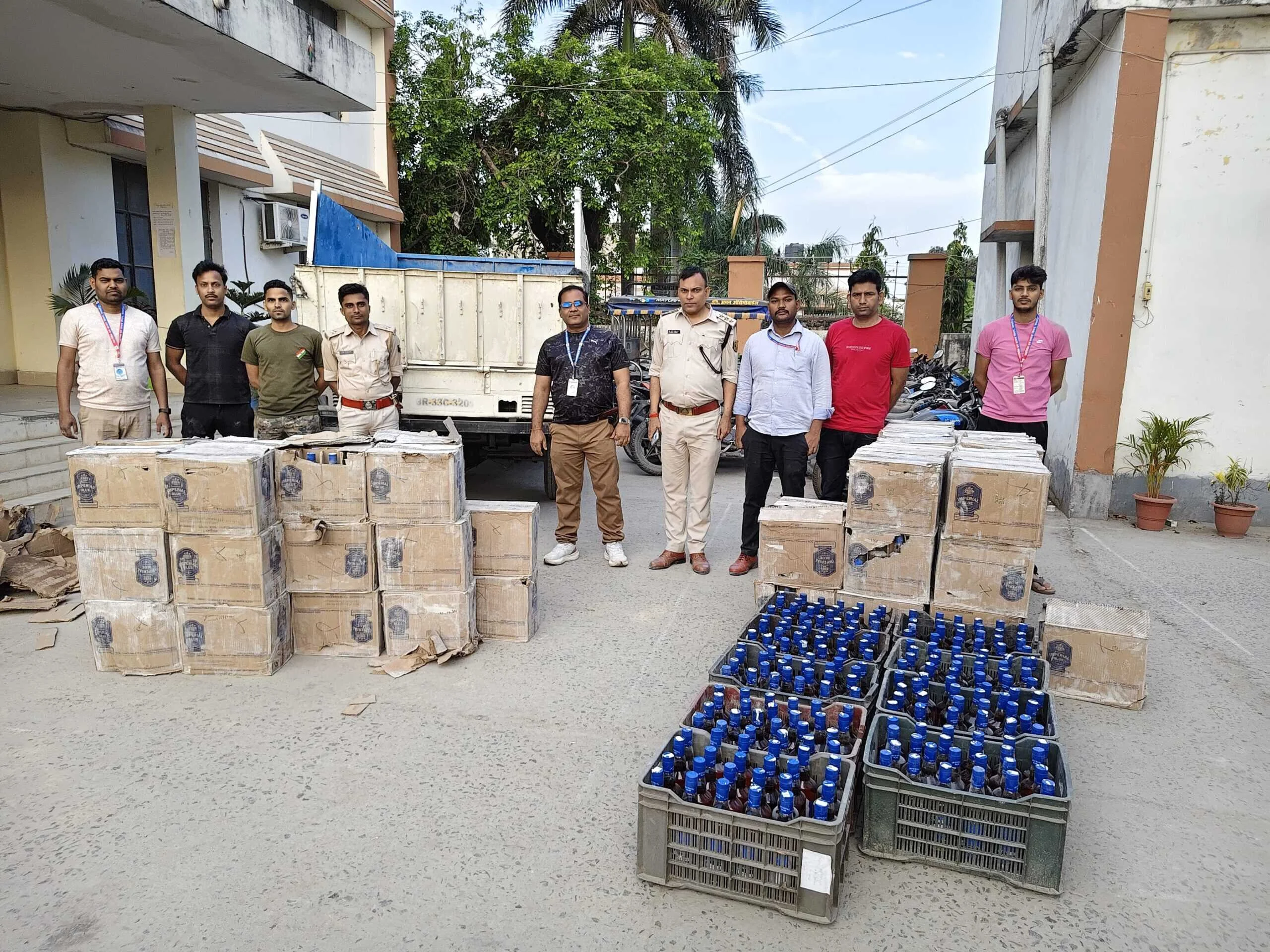 समस्तीपुर: सड़क हादसे ने खोली शराबबंदी की पोल, पिकअप पलटने से 828 लीटर अंग्रेजी शराब बरामद 7