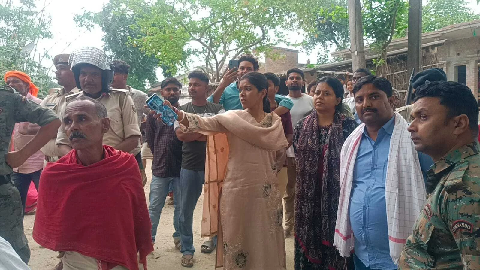 बेगूसराय में सरकारी जमीन पर चला प्रशासन का बुलडोजर, अतिक्रमण मुक्त कराकर बनेगा आंगनबाड़ी केंद्र 3