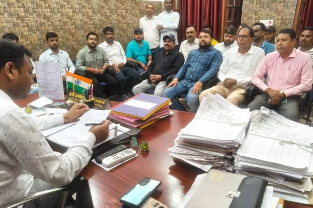 समस्तीपुर: एसडीओ दिलीप कुमार ने गैस एजेंसियों के साथ की बैठक, शादी के सीजन में सुचारू आपूर्ति के निर्देश 1