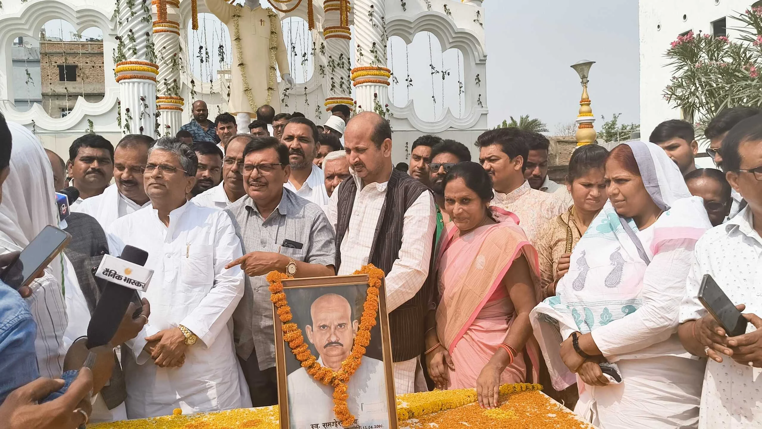 समस्तीपुर: गरीबों के मसीहा थे पूर्व मुखिया अखिलेश राय, श्रद्धांजलि सभा में जुटे कई दिग्गज विधायक और नेता 5