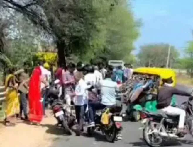 समस्तीपुर-रोसड़ा SH-55 पर  बाइक और ऑटो की सीधी भिड़ंत में महिला समेत 6 घायल, सभी की स्थिति नाजुक 4