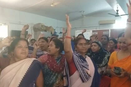 वीरपुर में बकाया मानदेय को लेकर आशा कार्यकर्ताओं का पीएचसी पर उग्र प्रदर्शन, लेखापाल पर लगाया मनमानी का आरोप 26