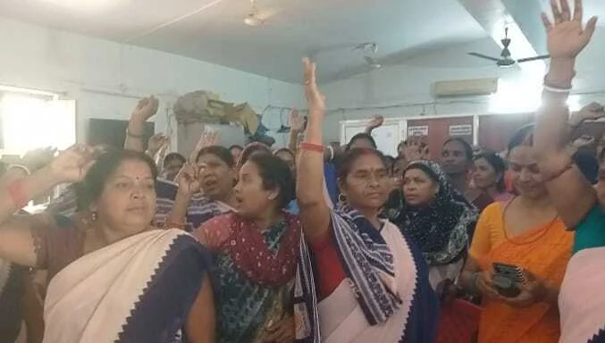 वीरपुर में बकाया मानदेय को लेकर आशा कार्यकर्ताओं का पीएचसी पर उग्र प्रदर्शन, लेखापाल पर लगाया मनमानी का आरोप 1