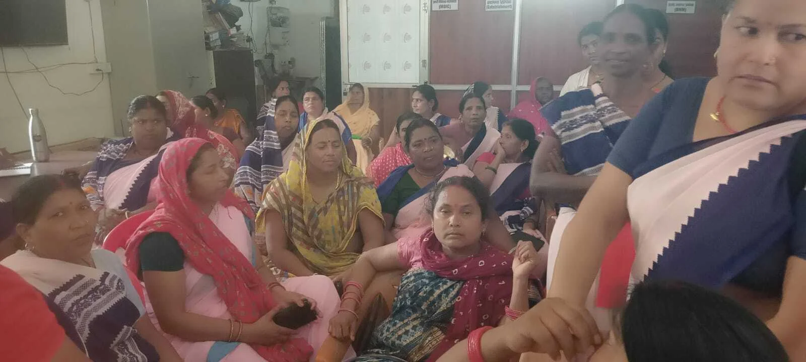 वीरपुर में बकाया मानदेय को लेकर आशा कार्यकर्ताओं का पीएचसी पर उग्र प्रदर्शन, लेखापाल पर लगाया मनमानी का आरोप 2