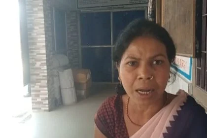 खाता से 10 हजार रुपए हुए गायब,दर दर की ठोकरें खा रही हैं आशा कार्यकर्ता  51