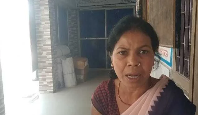 खाता से 10 हजार रुपए हुए गायब,दर दर की ठोकरें खा रही हैं आशा कार्यकर्ता  15