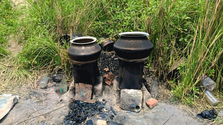 बछवाड़ा पुलिस की करवाई, अरवा नोन नदी किनारे चल रही शराब की भट्टियां ध्वस्त, 250 लीटर कच्चा महुआ नष्ट 1