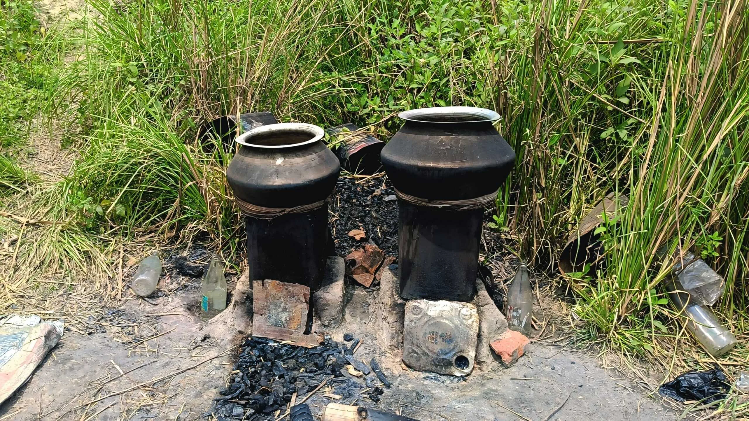 बछवाड़ा पुलिस की करवाई, अरवा नोन नदी किनारे चल रही शराब की भट्टियां ध्वस्त, 250 लीटर कच्चा महुआ नष्ट 3