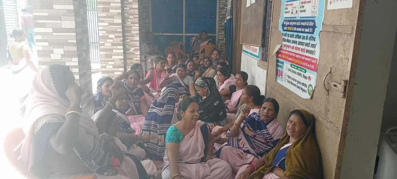 वीरपुर पीएचसी में मानदेय को लेकर दूसरे दिन भी आशा कार्यकर्ताओं का उग्र प्रदर्शन, काम पूरी तरह ठप 3