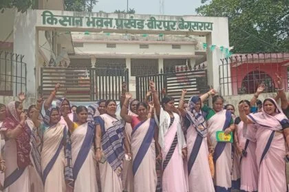 वीरपुर पीएचसी में मानदेय को लेकर दूसरे दिन भी आशा कार्यकर्ताओं का उग्र प्रदर्शन, काम पूरी तरह ठप 2