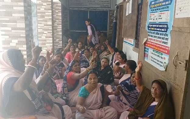 वीरपुर पीएचसी में मानदेय को लेकर दूसरे दिन भी आशा कार्यकर्ताओं का उग्र प्रदर्शन, काम पूरी तरह ठप 2