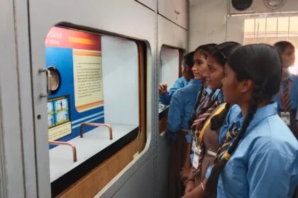 बीहट में भ्रमणशील विज्ञान प्रदर्शनी बस का आगमन, 500 छात्र-छात्राओं ने प्रयोगों के जरिए सीखी विज्ञान की बारीकियां 26