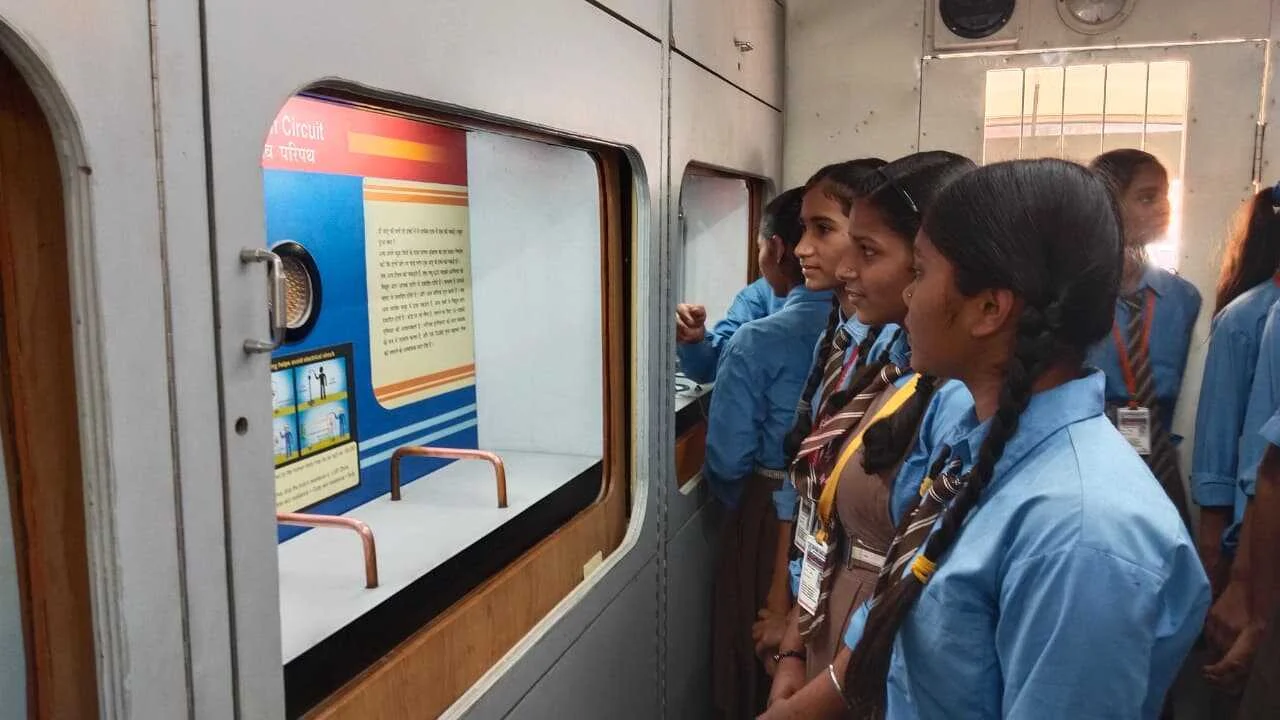 बीहट में भ्रमणशील विज्ञान प्रदर्शनी बस का आगमन, 500 छात्र-छात्राओं ने प्रयोगों के जरिए सीखी विज्ञान की बारीकियां 7