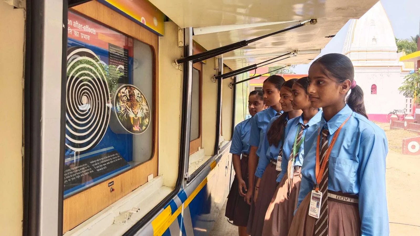 बीहट में भ्रमणशील विज्ञान प्रदर्शनी बस का आगमन, 500 छात्र-छात्राओं ने प्रयोगों के जरिए सीखी विज्ञान की बारीकियां 3