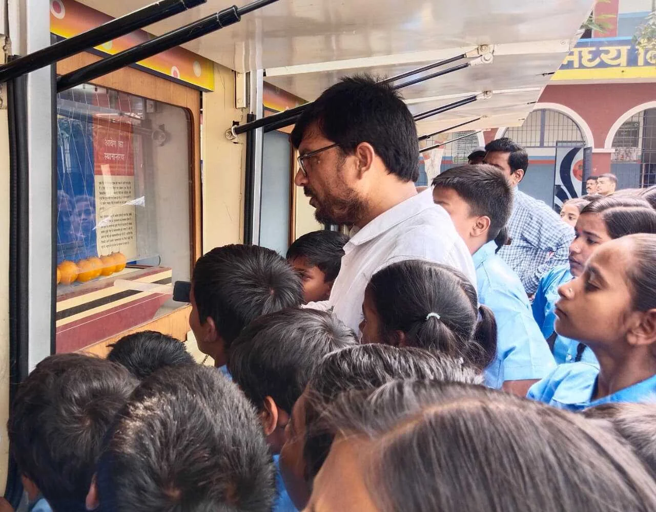 बीहट में भ्रमणशील विज्ञान प्रदर्शनी बस का आगमन, 500 छात्र-छात्राओं ने प्रयोगों के जरिए सीखी विज्ञान की बारीकियां 2