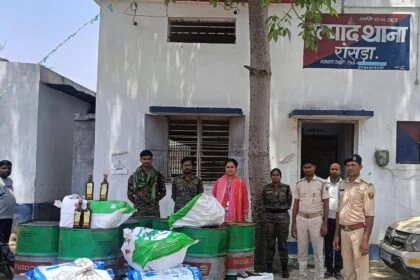 समस्तीपुर उत्पाद विभाग की बड़ी कार्रवाई: मननपुर चौर में बालू भरे 8 ड्रमों से निकली 5 लाख की शराब, माफिया फरार 2