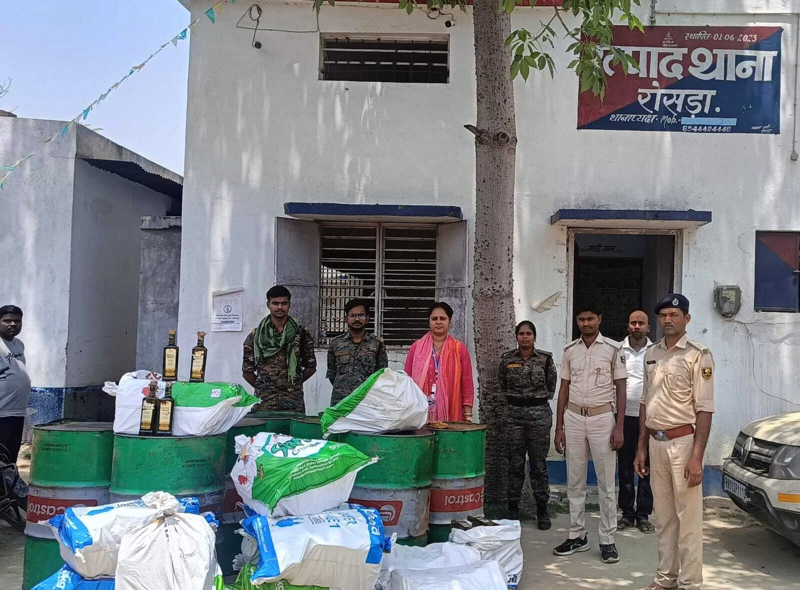 समस्तीपुर उत्पाद विभाग की बड़ी कार्रवाई: मननपुर चौर में बालू भरे 8 ड्रमों से निकली 5 लाख की शराब, माफिया फरार 4