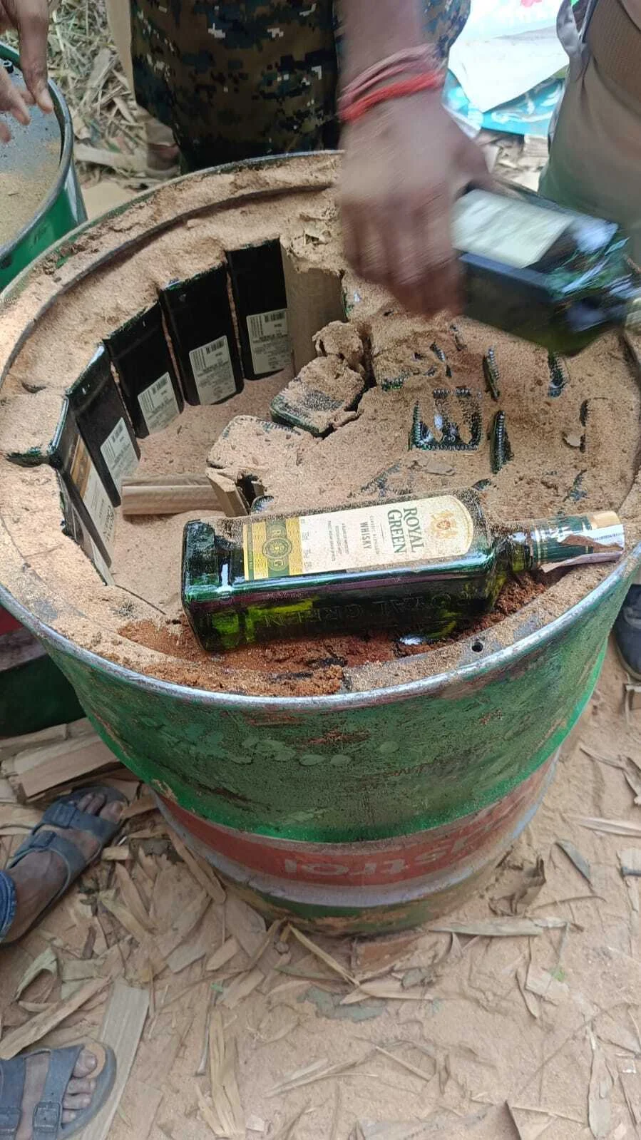 समस्तीपुर उत्पाद विभाग की बड़ी कार्रवाई: मननपुर चौर में बालू भरे 8 ड्रमों से निकली 5 लाख की शराब, माफिया फरार 3