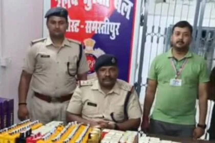 समस्तीपुर: स्वतंत्रता सेनानी एक्सप्रेस की AC बोगी से भारी मात्रा में अंग्रेजी शराब बरामद, रेल पुलिस की सक्रियता से तस्करों में हड़कंप 10