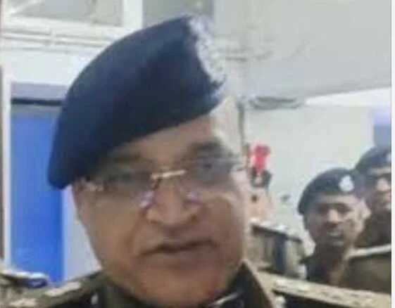 समस्तीपुर: बंधन बैंक लूटकांड की जांच करने खुद पहुंचे डीआईजी मनोज तिवारी, अपराधियों की गिरफ्तारी के दिए सख्त निर्देश 8