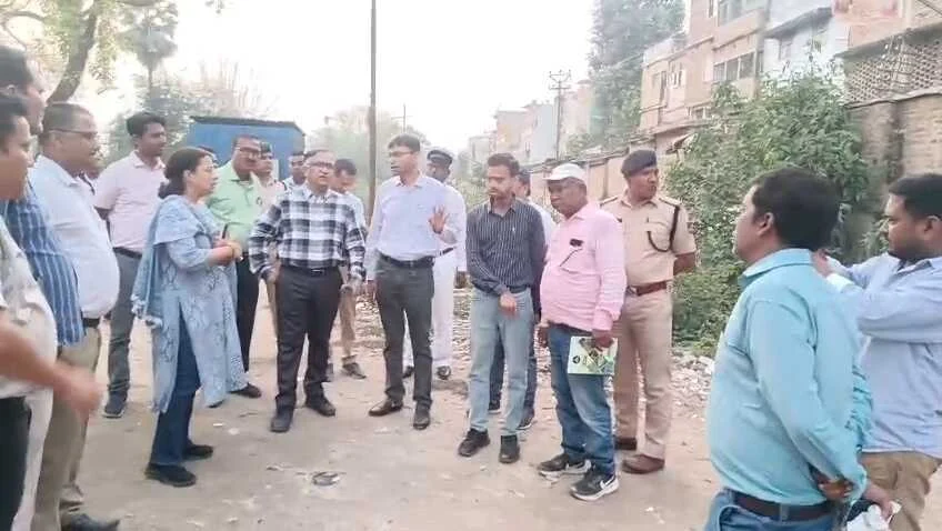 समस्तीपुर में रेलवे की खाली जमीन पर होगा विकास: डीआरएम ने किया स्टेशन का निरीक्षण, नगर निगम के साथ मिलकर बनेगी ठोस योजना 8